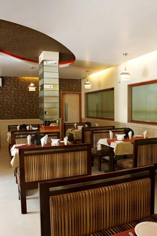 Hotel Corona Bharuch Extérieur photo
