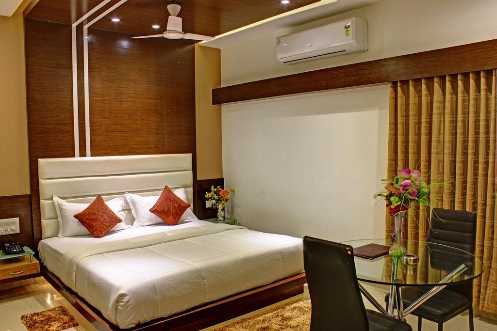 Hotel Corona Bharuch Extérieur photo