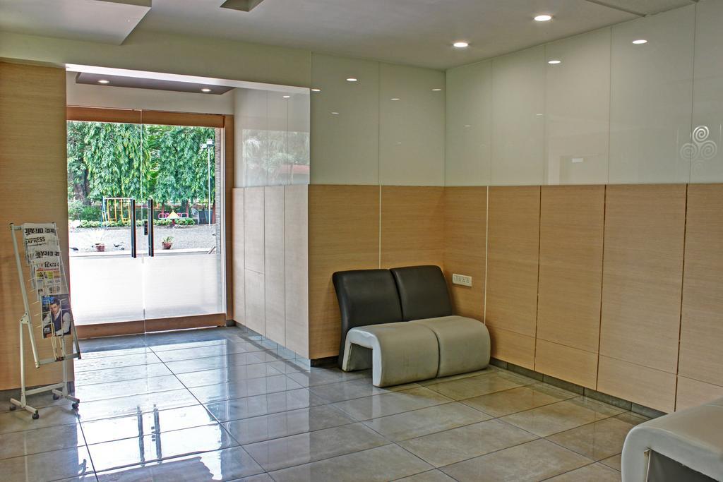 Hotel Corona Bharuch Extérieur photo