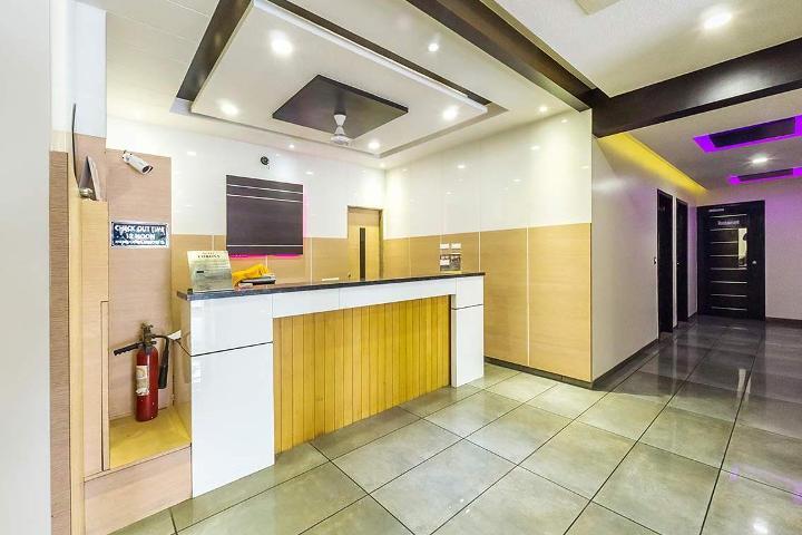 Hotel Corona Bharuch Extérieur photo