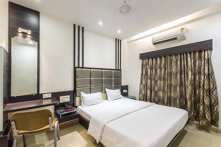 Hotel Corona Bharuch Extérieur photo